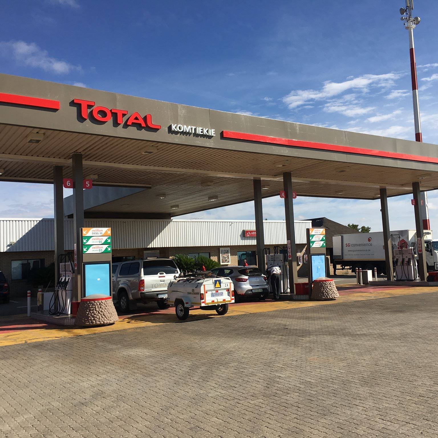 Total Komtiekie Truck And Car Stop Logo