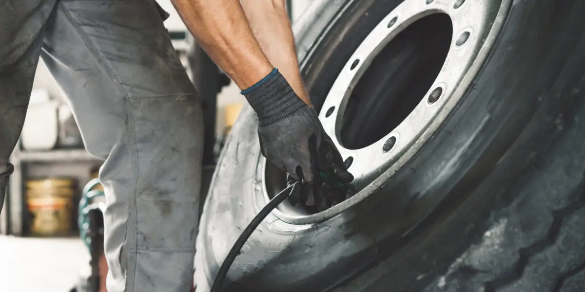 Dave's Tyres Logo