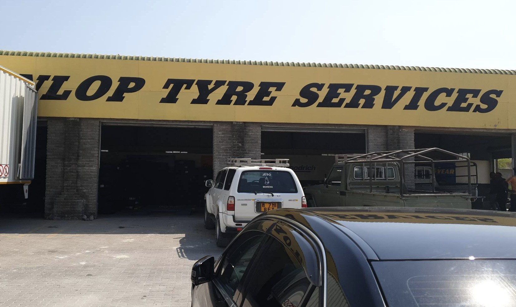 Dunlop Tyres - Maun Logo